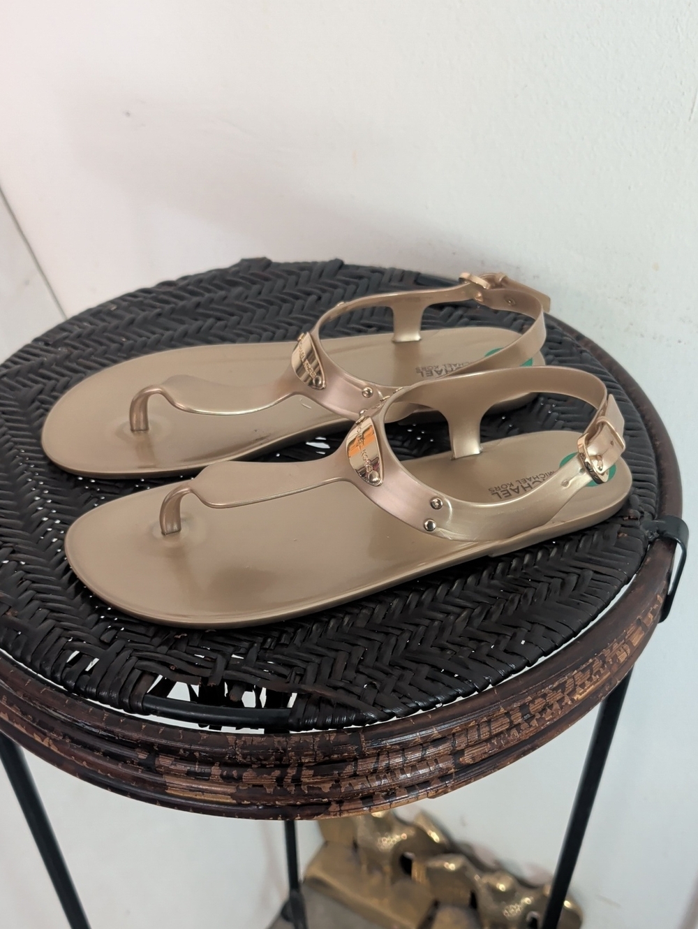 MICHAEL KORS MK PLATE ICONIC JELLY LOGO THONG SANDALS WOMEN SIZE 8